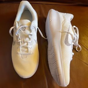 BRAND NEW women’s size 10.5 WIDE Nike Flex Experience Run 11 sneaker